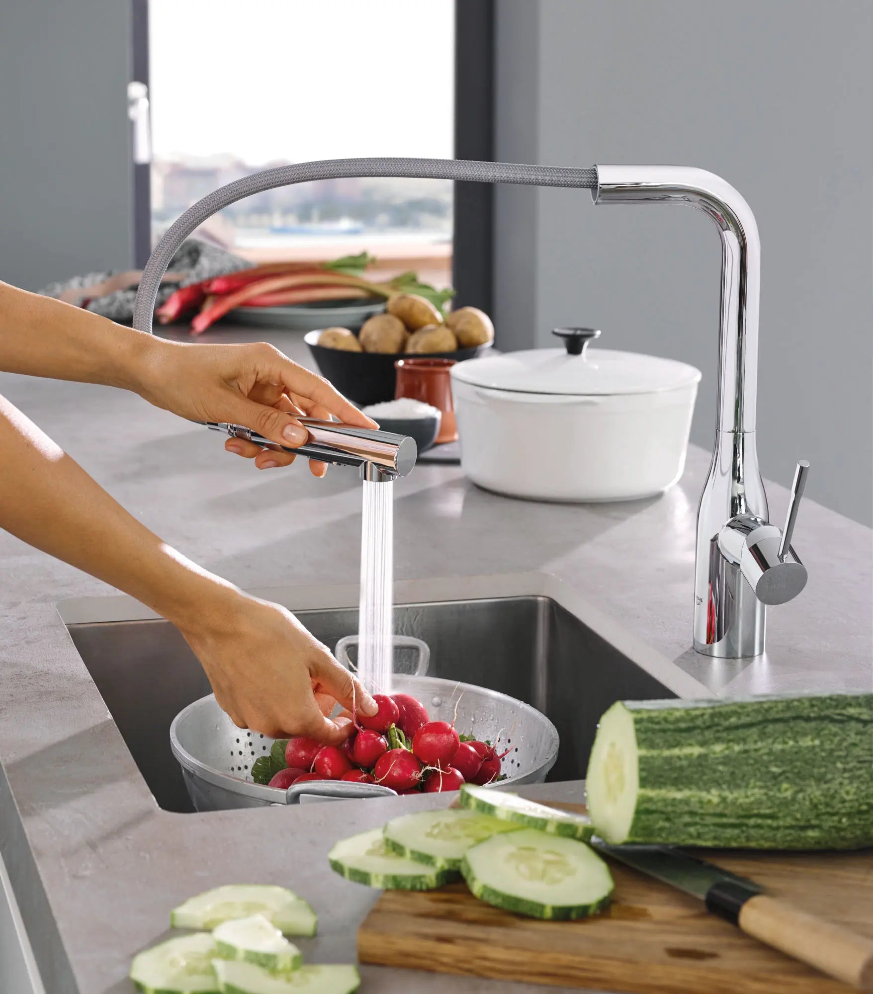Essence Single-Handle Pull-Out Kitchen Faucet Dual Spray 1.75 GPM (6.6 L/min) // GROHE STARLIGHT CHROME // 99960_L-30271000_4_CDNwebp.webp