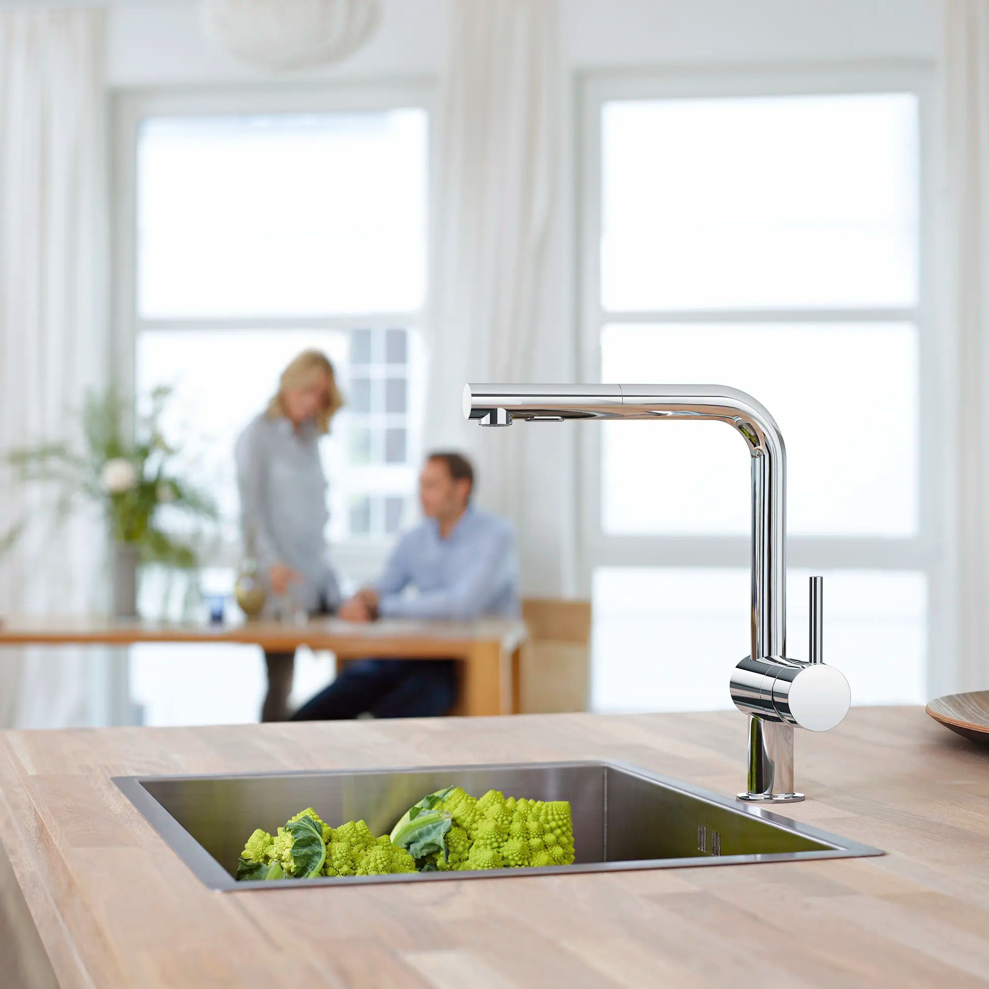 Single-Handle Pull-Out Kitchen Faucet Dual Spray 6.6 L/min (1.75 gpm) // GROHE STARLIGHT CHROME // 99970_L-30300000_CDNwebp.webp